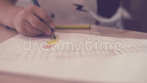 一个不明儿童的手画一幅彩色画视频的预览图