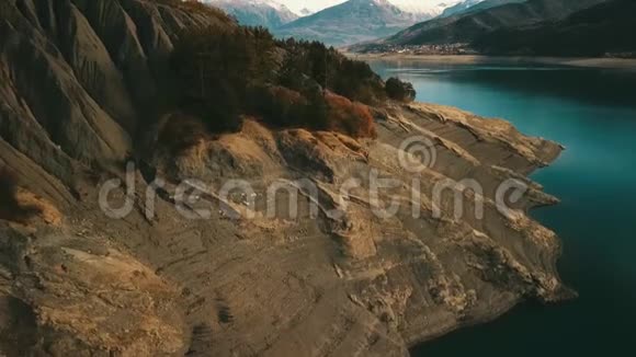 湖的蓝色水域视频的预览图