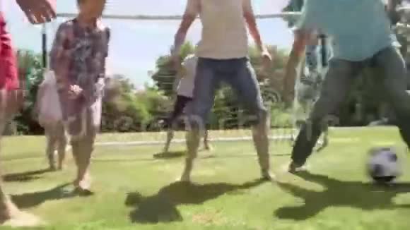 多代人一起在花园里踢足球视频的预览图