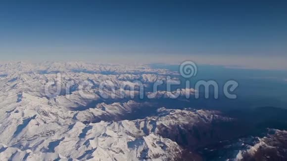 阿尔卑斯山从飞机上积雪视频的预览图
