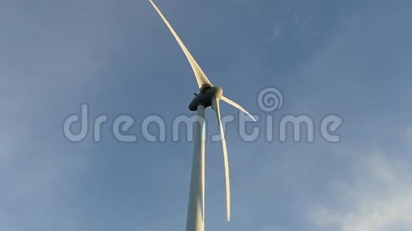 一座小山里的风力发电厂视频的预览图
