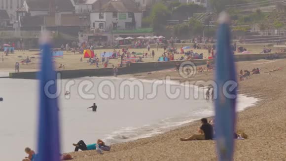 在莱姆雷吉斯拥挤的海滩视频的预览图