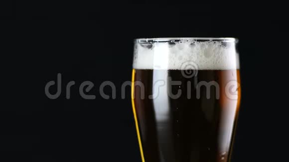 啤酒倒在玻璃杯里视频的预览图