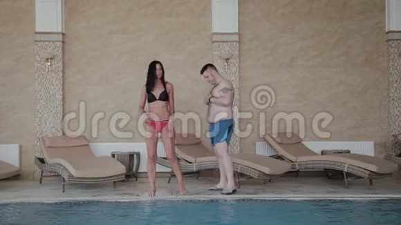 一个男人把一个女人推入游泳池视频的预览图