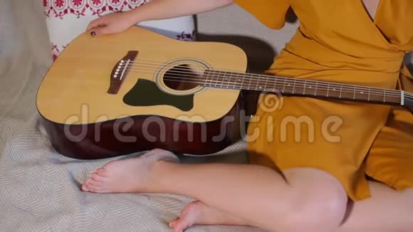 吉他在女孩腿上视频的预览图