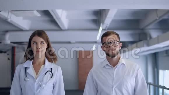 医务人员步行医务室视频的预览图