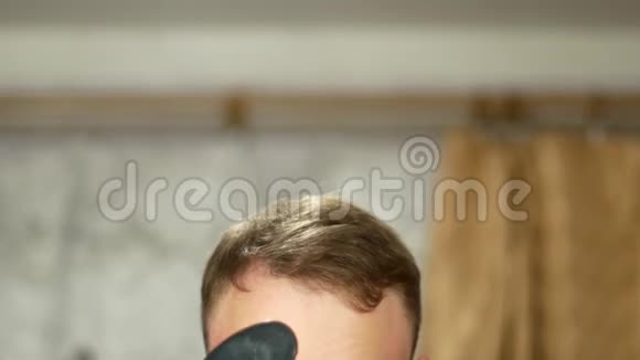 一个男人用梳子梳头视频的预览图