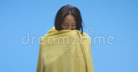 生病的女人裹着毯子视频的预览图