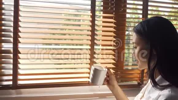 女人喝热咖啡视频的预览图