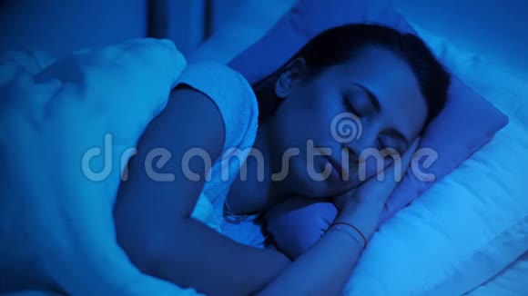 女人晚上睡在床上视频的预览图