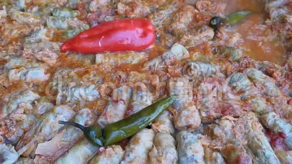 罗马尼亚卷心菜卷成沸腾的果酱视频的预览图