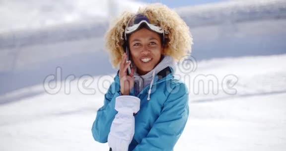 穿着雪衣带着手机的快乐成年人视频的预览图