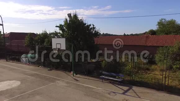 空旷的夏季篮球场和长椅视频的预览图