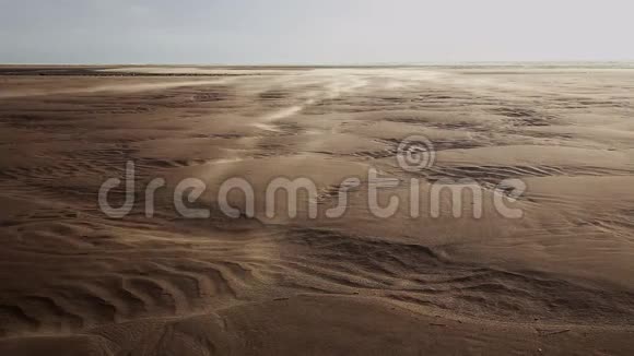 风吹过风景优美的沙丘视频的预览图