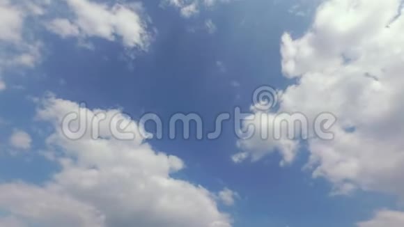 蓝天随云的时间推移视频的预览图