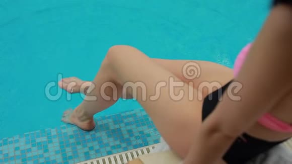 泳池里的女腿视频的预览图