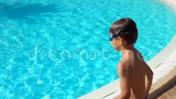 男孩转身跳进水里视频的预览图