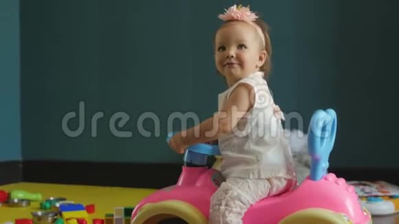 女孩驾驶玩具车视频的预览图