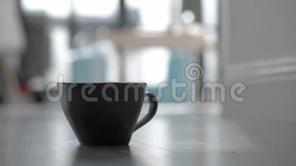 热的早晨咖啡在桌子上视频的预览图