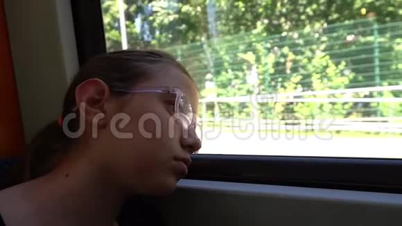 火车上的少女视频的预览图