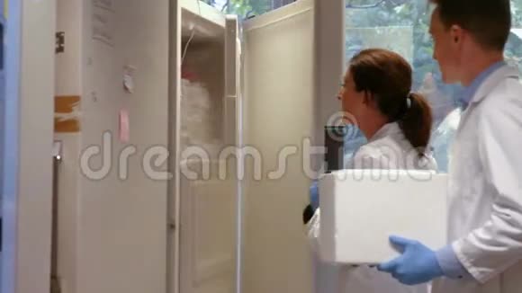 科学家在实验室里用大冰箱视频的预览图
