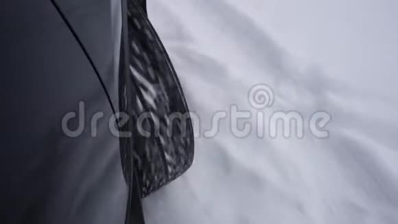 汽车车轮在雪地里行驶视频的预览图