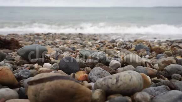 落基海滩海浪拍打海岸视频的预览图