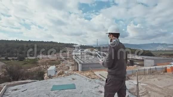 建筑工程师利用无人机在建筑工地进行空中摄影视频的预览图