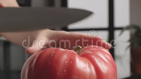 切大块多汁的番茄视频的预览图