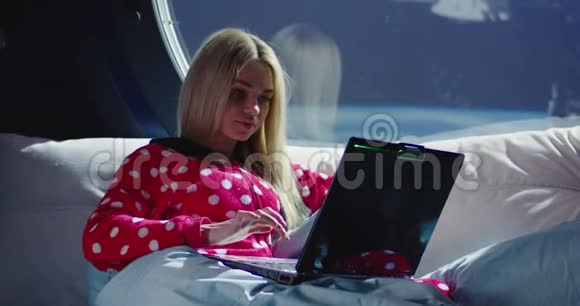 在宇宙飞船里用笔记本电脑的女人视频的预览图