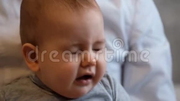特写一个打喷嚏的宝宝的脸视频的预览图