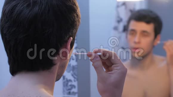 一个男人在浴室里洗耳朵视频的预览图