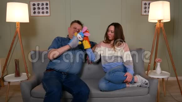 男人和女人玩手套娃娃视频的预览图