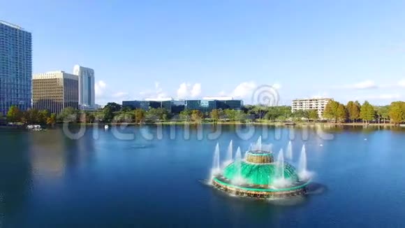 佛罗里达州奥兰多市中心的Eola湖喷泉鸟瞰图视频的预览图