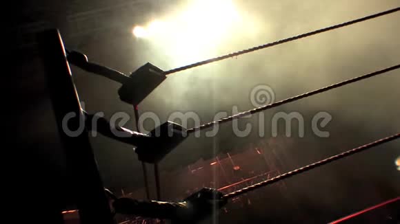 专业摔跤环绳剪影配有戏剧照明视频的预览图