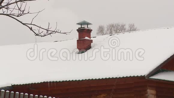 俄罗斯冬天的农村生活视频的预览图