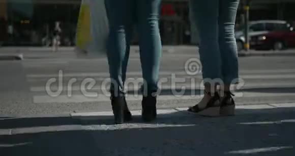 夏季斯德哥尔摩市区一个拥挤的十字路口的时间只有一只脚视频的预览图
