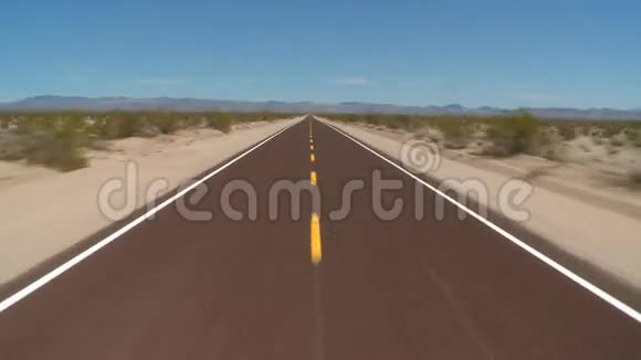 沿着莫哈韦沙漠公路超速行驶视频的预览图