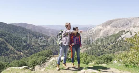 在山顶上的情侣视频的预览图