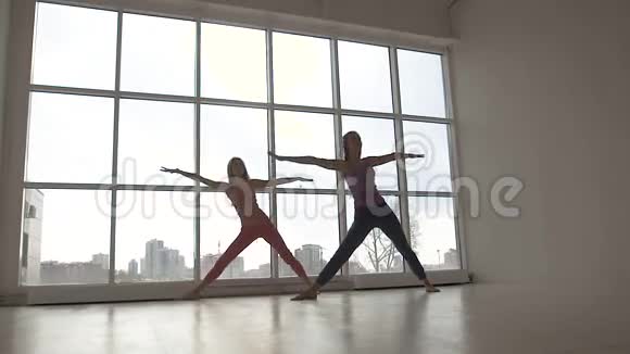 两个适合在自然光线下做瑜伽的女性朋友视频的预览图