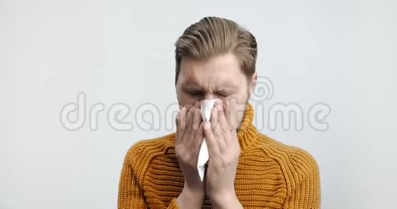 咳嗽的人被隔离在白色上视频的预览图