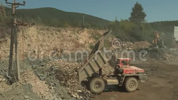 矿车卸煤视频的预览图