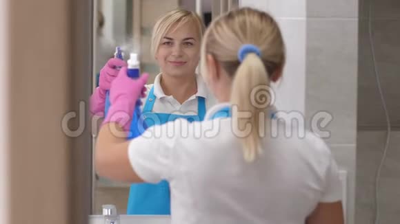 在浴室擦镜子的微笑女人视频的预览图