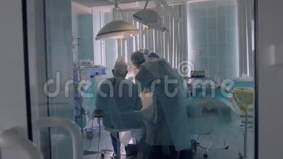 医院医疗队在手术室做手术视频的预览图