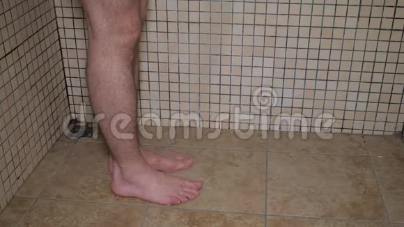 男腿在洗澡视频的预览图