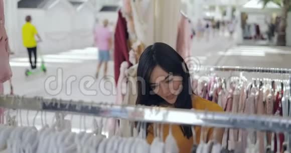 女孩在购物中心探索服装视频的预览图