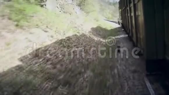 老火车在铁轨上行驶视频的预览图