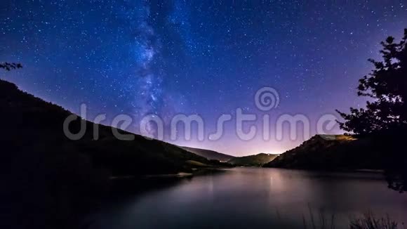 夜空中的星星时间流逝山湖景观的银河视频的预览图