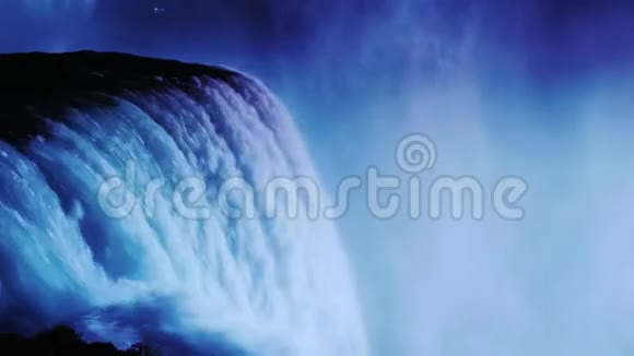 尼亚加拉瀑布的夜间照明加拿大海岸的泛光灯照亮了水流视频的预览图
