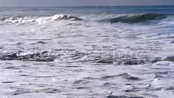 波浪在海岸附近破碎视频的预览图